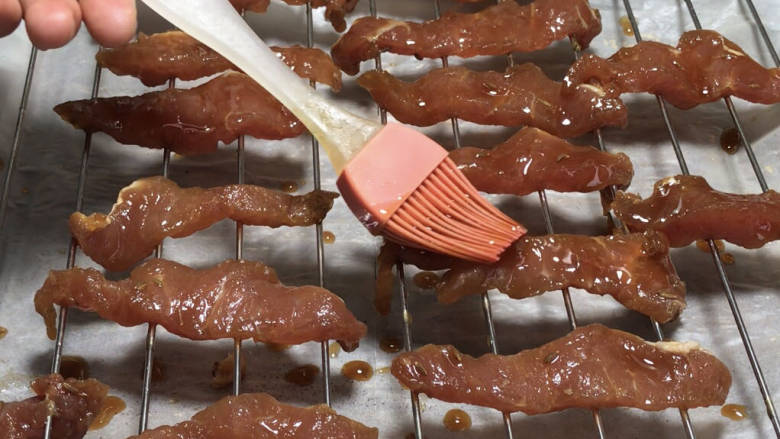 烤里脊肉,刷在里脊肉上,同时200度预热烤箱10分钟