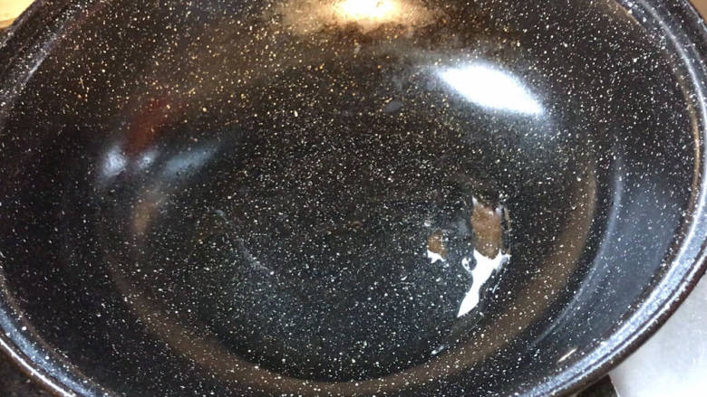 酸汤粉,起锅烧油至开始冒烟