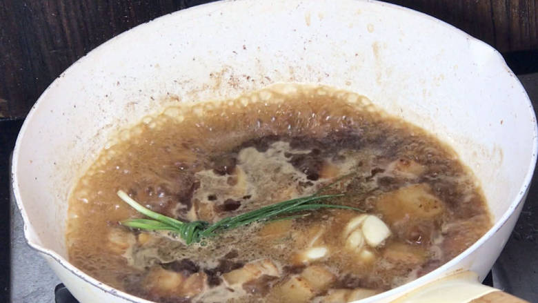 茭白烧肉,加入适量热水、葱姜蒜,沸腾后盖上锅盖,小火烧20分钟