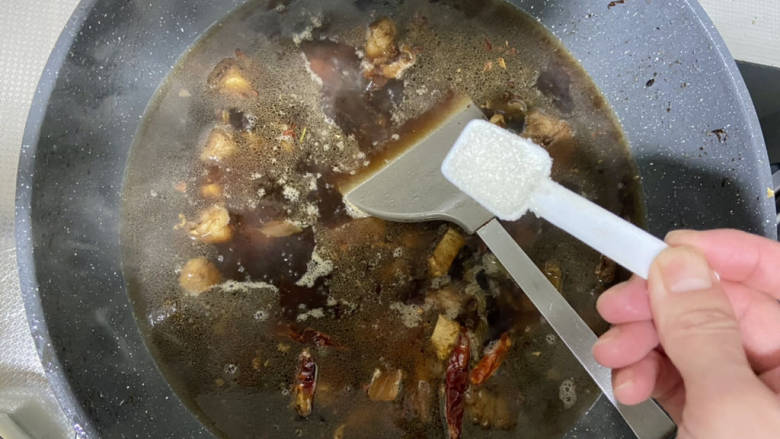 排骨土豆炖豆角,煮开,加入一茶匙<a style='color:red;display:inline-block;' href='/shicai/ 3729'>白糖</a>