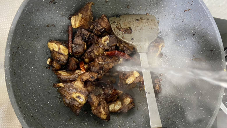 排骨土豆炖豆角,加入适量热水,没过排骨
