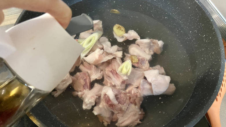 香菇烧鸭肉➕香菇山药烧鸭肉,坐锅烧水,水中放入鸭翅根,几片姜,两段葱白,一汤匙<a style='color:red;display:inline-block;' href='/shicai/ 718'>料酒</a>,开火煮开