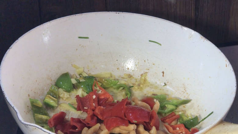 辣椒麻花炒肉片,放入麻花和红辣椒,炒匀入味