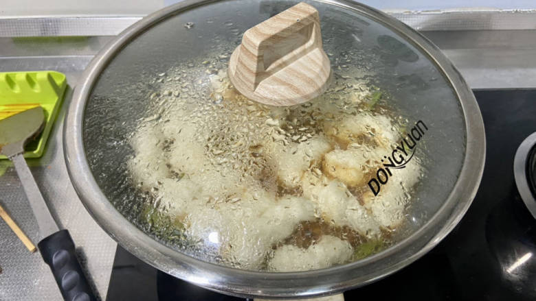 豆角焖卷子➕排骨豆角土豆焖卷子,加盖中小火焖煮15分钟,即可出锅