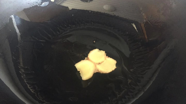 红烧昂刺鱼,热锅倒油,下入姜片