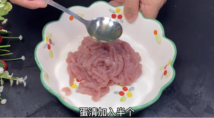 年夜饭寓意菜孔雀开屏,腌制肉丝