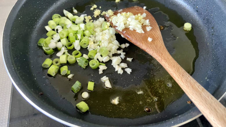 椒盐豆腐,下葱白姜末蒜蓉,中小火煸香