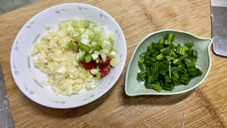 金针菇豆皮卷,蒜切蒜蓉,小米辣切段,小葱分葱白葱叶分别切末