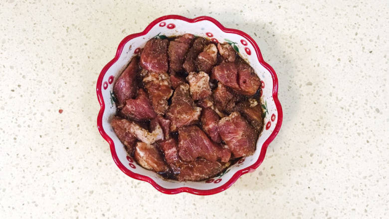 芋头蒸五花肉,搅拌均匀,静置腌制入味