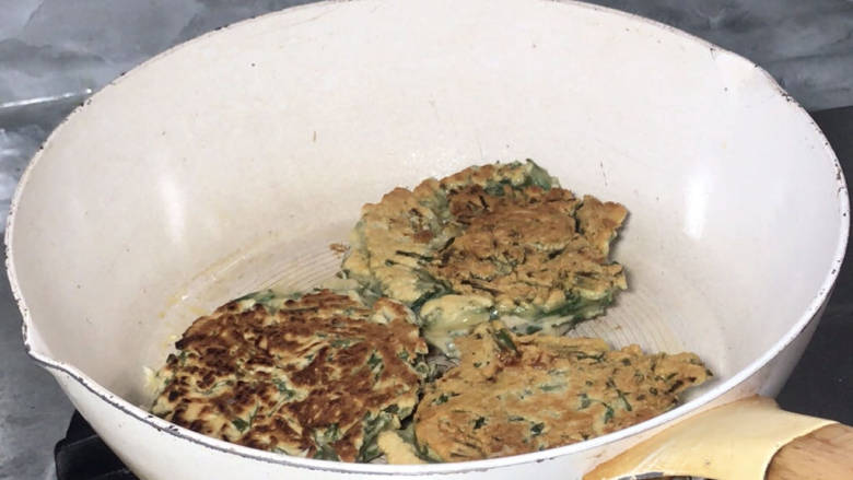 鲜虾韭菜饼,翻面,继续煎至两面金黄