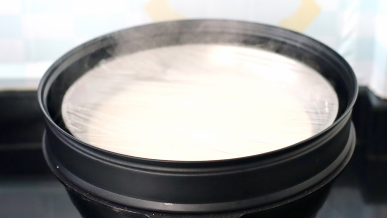黄豆糯米球,锅中倒入适量的清水烧开,放入锅中蒸20分钟。