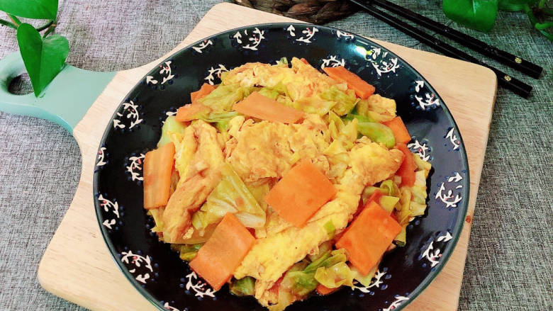包菜胡萝卜炒鸡蛋,咸鲜适口的包菜胡萝卜炒鸡蛋就上桌了!