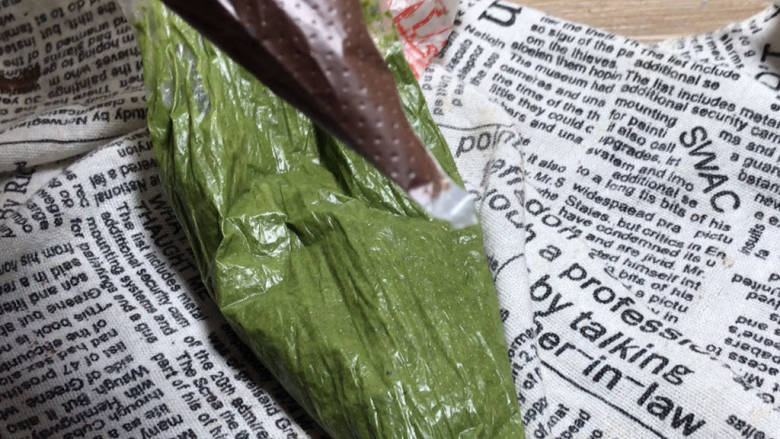 圣诞树蛋糕,装入裱花袋中,袋子尖尖剪一点点小口即可