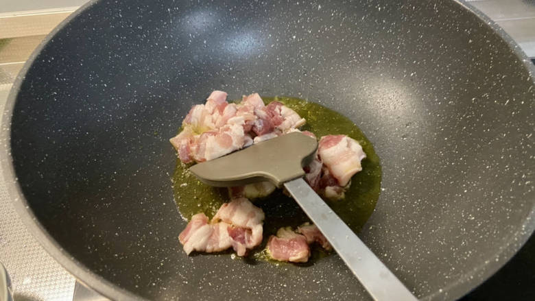 五花肉焖饭,热锅后,锅中加少许油,加五花肉中火煸炒出油