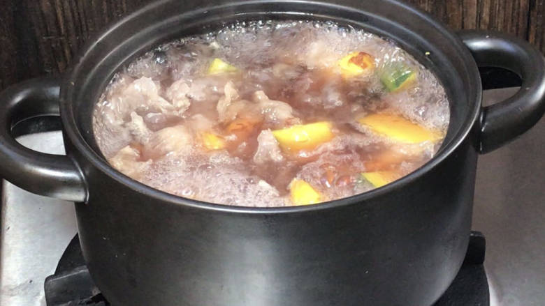 南瓜银耳莲子羹,搅拌一下,煮沸后转小火,继续煮20分钟
