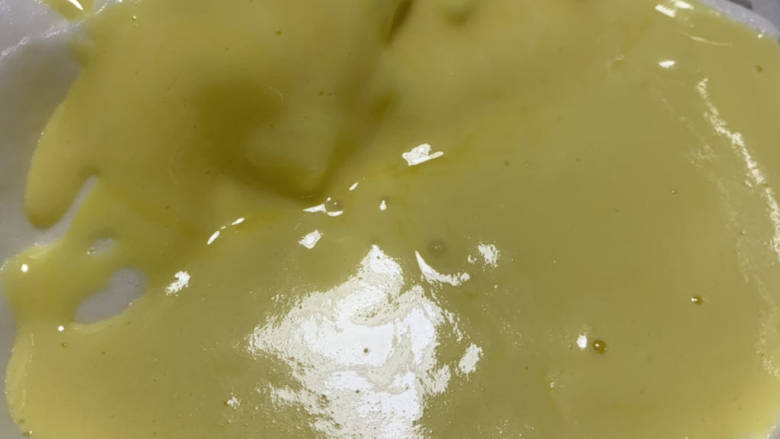 古早蛋糕(抖臀),面糊倒回蛋白,上下翻拌,均匀。