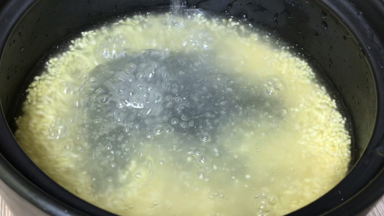 芹菜木耳双黄粥,放入砂锅中,加入多点的清水,置旺火上
