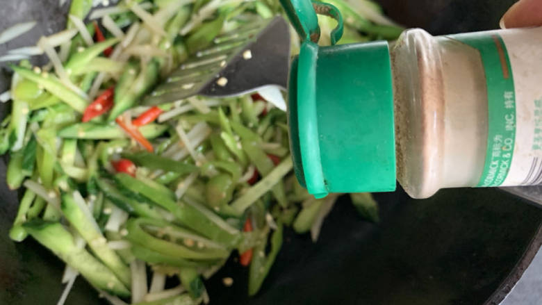 黄瓜炒土豆丝,来点<a style='color:red;display:inline-block;' href='/shicai/ 829'>十三香</a>