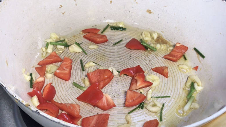 青菜炒鸡蛋,就着油锅,放入葱蒜炒香,再放入红椒炒匀