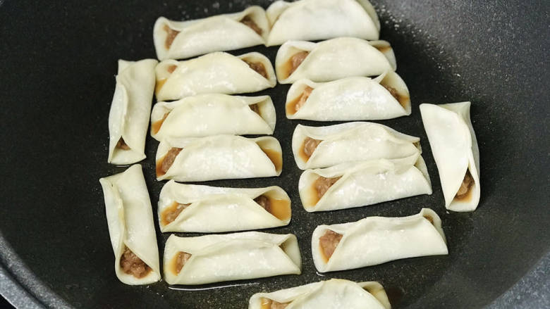 牛肉锅贴,锅中倒适量的油,锅贴码放整齐;
