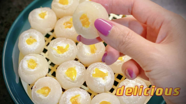 荔枝酸奶果冻(一口透心凉),取出。颜值爆表啊!