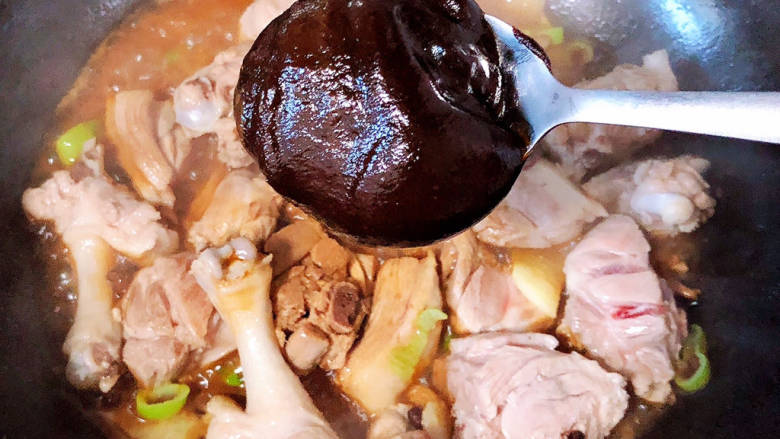 香菇烧鸭肉,加入一勺<a style='color:red;display:inline-block;' href='/shicai/ 712'>甜面酱</a>。