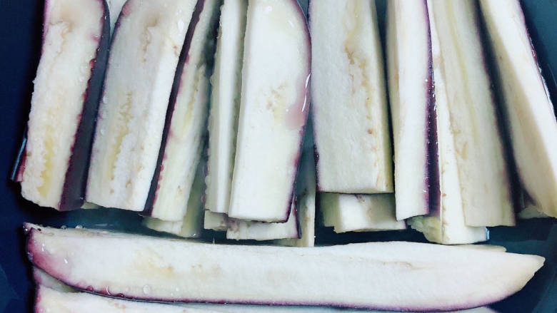 凉拌蒸茄子,放入蒸锅蒸10分钟。