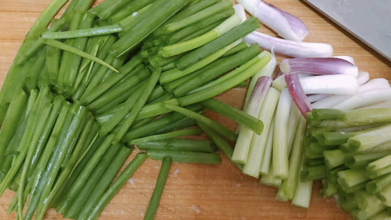 葱爆肉丝,葱切段，葱白和葱叶分开