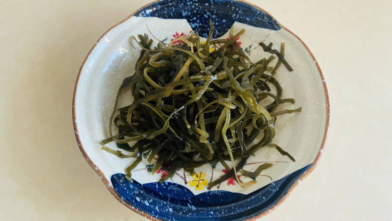 凉拌芝麻海带,<a style='color:red;display:inline-block;' href='/shicai/ 4872'>海带丝</a>清洗干净