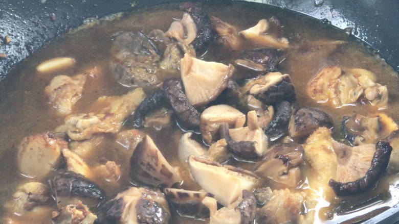土豆香菇焖鸡,加入适量热水,加入香菇,大火烧开后转小火焖半个小时