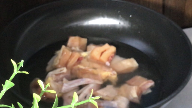家常鸡块,起锅注入适量清水,放入鸡块煮沸