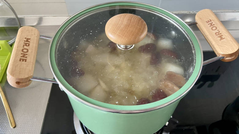 梨子炖肉➕银耳雪梨煲瘦肉,加盖小火炖煮15分钟