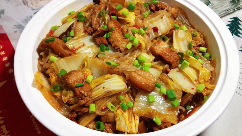 五花肉炖白菜➕五花肉炖白菜粉条,做法简单,肉片肥而不腻,白菜粉条吸收汤汁,鲜美下饭,喜欢的小可爱一起来试试吧
