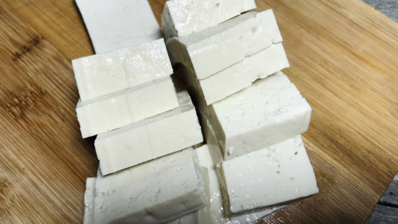 芝香豆腐,豆腐冲洗一下,切成厚片