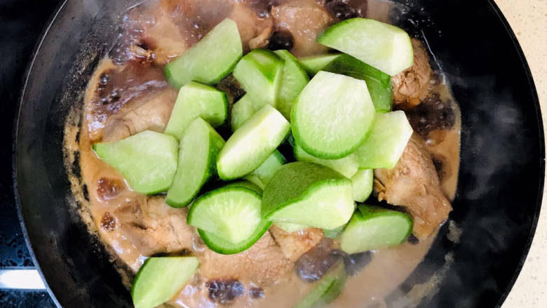 红酒炖羊肉,煮至八成熟,加入萝卜