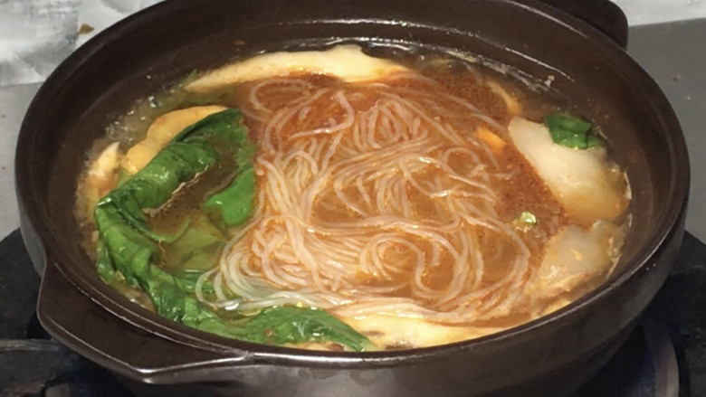 猪肝粉丝砂锅煲,加入粉丝,拌匀至沸腾