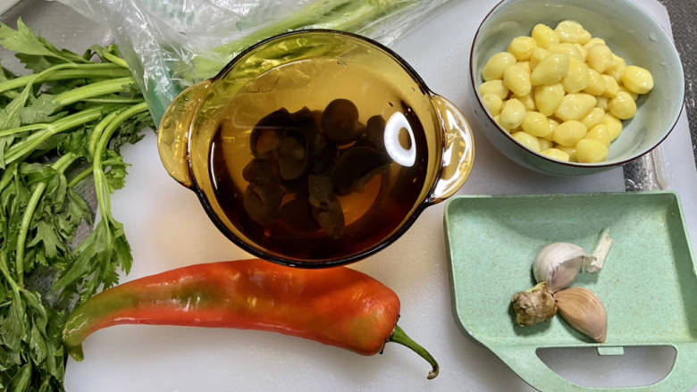 炒白果芹菜,食材合照:芹菜250g,白果仁120g,泡发好的木耳适量,红椒一个,蒜两瓣,<a style='color:red;display:inline-block;' href='/shicai/ 37'>姜</a>一小块