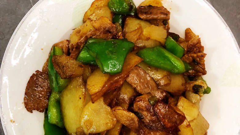 干锅土豆片,搅拌均匀,盛出装盘,结束喽