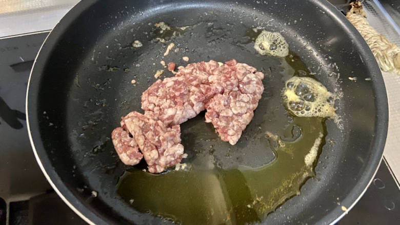 黄瓜烧豆腐,留底油,下肉末,中火炒散煸炒出油
