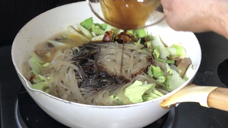 五花肉炖白菜,加入碗里的调料,拌匀