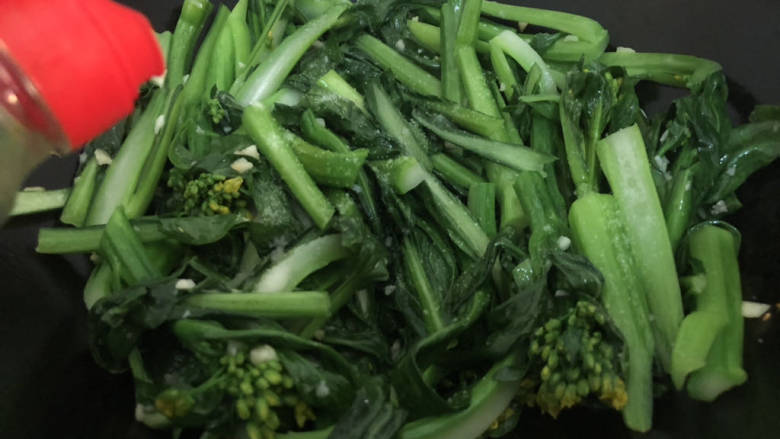 蒜蓉炒菜心,下点生抽翻炒片刻即可(整过程两分钟左右)