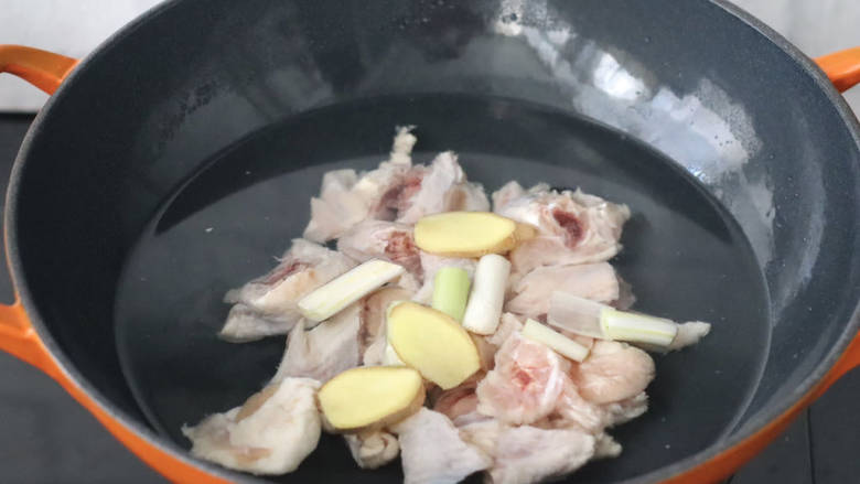 虫草花鸡汤,锅中倒入适量的清水,放入鸡块和葱姜。