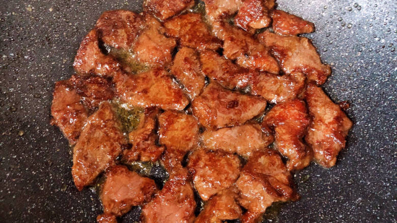 滑蛋牛肉,锅中倒入油,放入牛肉片两面煎金黄。