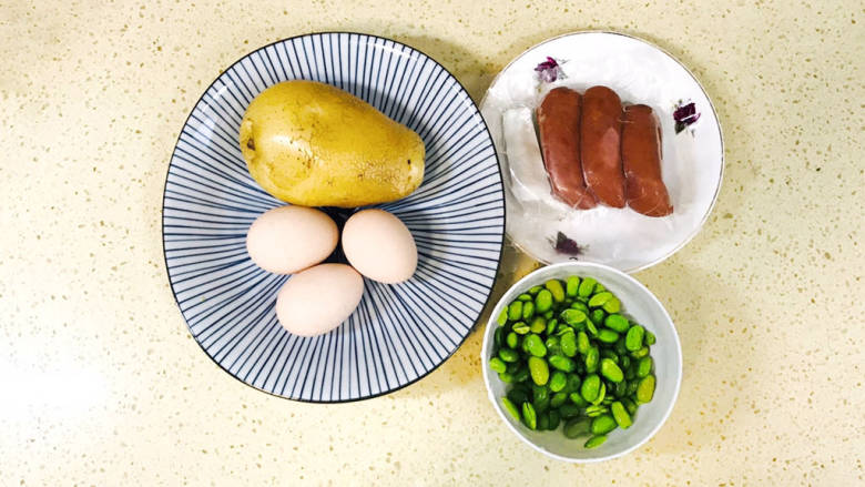 土豆泥蛋卷,准备好食材,<a style='color:red;display:inline-block;' href='/shicai/ 67'>毛豆</a>提前煮熟,剥去外皮