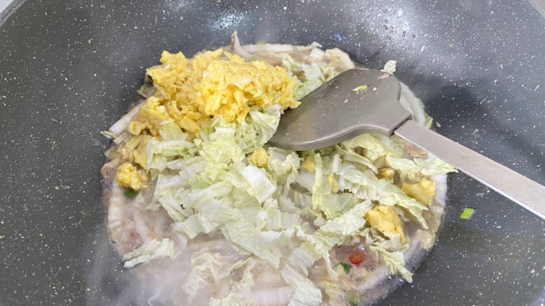 虾酱拌面➕虾酱鸡蛋白菜拌面,煮开后,加入鸡蛋白菜叶