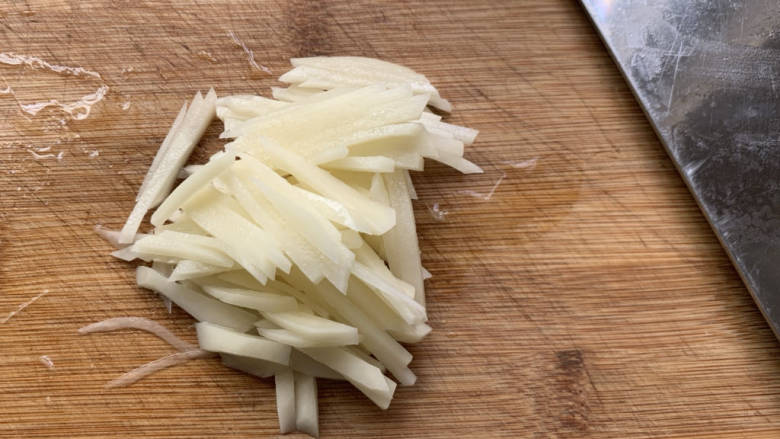 黄瓜炒土豆丝,切丝