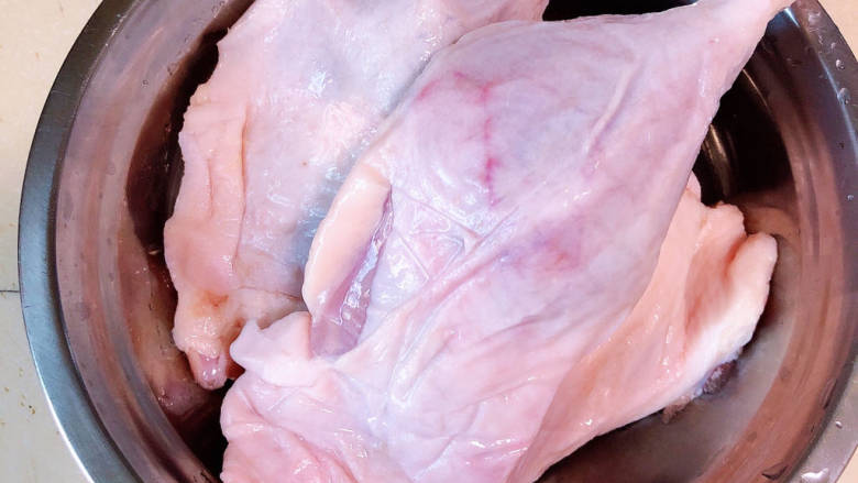 香菇烧鸭肉,准备好<a style='color:red;display:inline-block;' href='/shicai/ 317'>鸭腿</a>,堆成块备用。