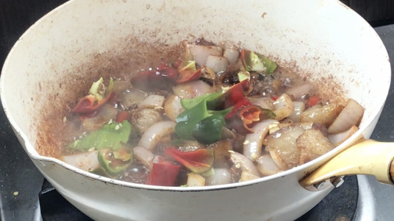 干锅梅干菜,加入青红辣椒,炒匀