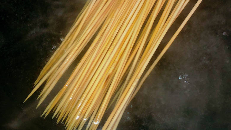 家庭版【冷串串】,竹签最好用开水煮一遍,消消毒比较放心
