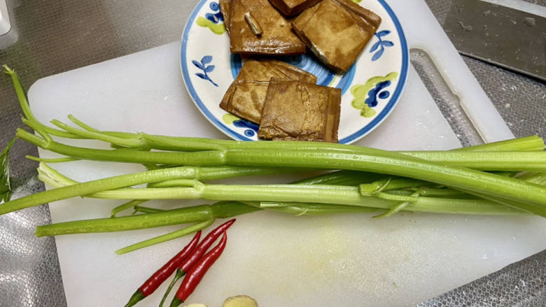 芹菜炒香干➕芹菜榨菜炒香干,香干洗净，芹菜去叶去老筋洗净，小米辣洗干净，姜搓洗干净，蒜剥皮